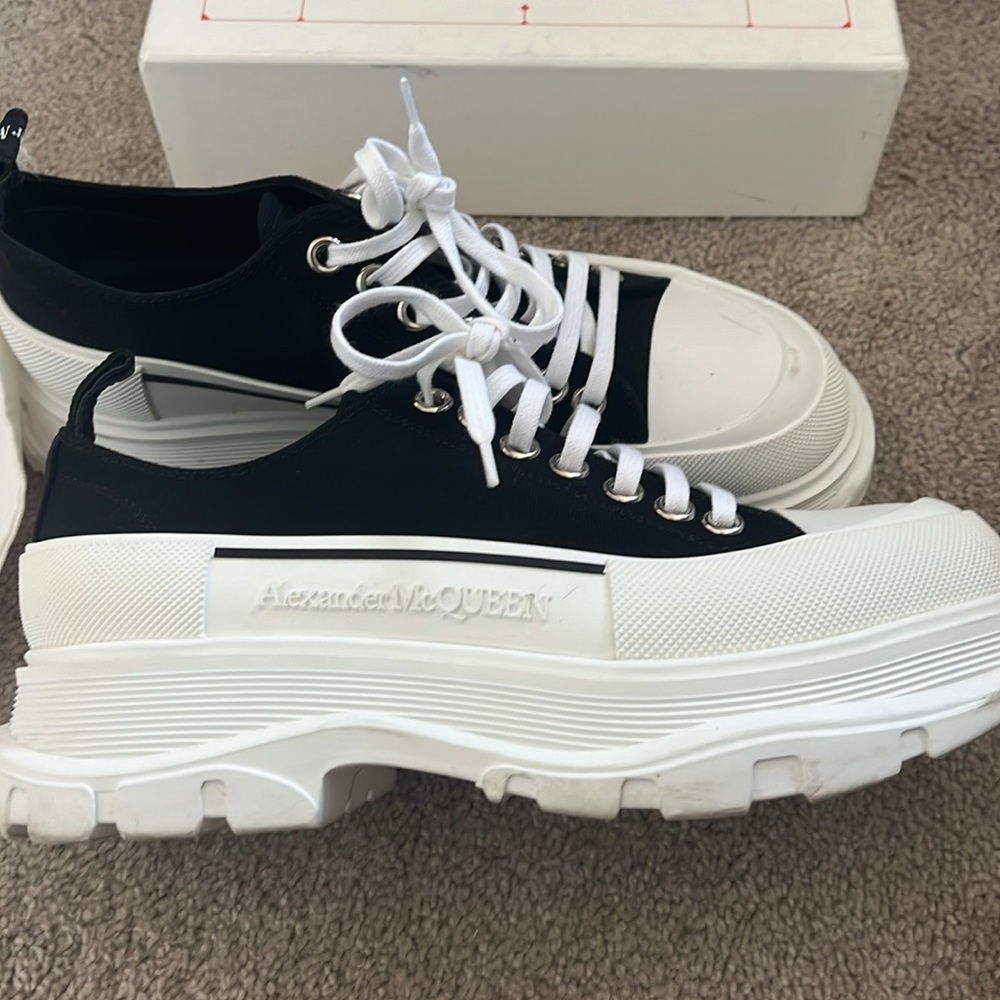 Alexander McQueen Womens Shoes Sneakers Low Top Canvas 10 Black White MSRP $750 - Picture 8 of 9